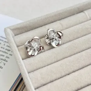 BRINCO FLOR COM MIOLO DE ZIRCONIAS