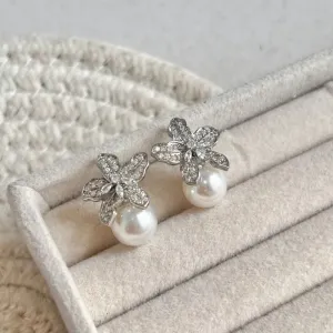 BRINCO FLOR COM PÉROLA - NOIVA