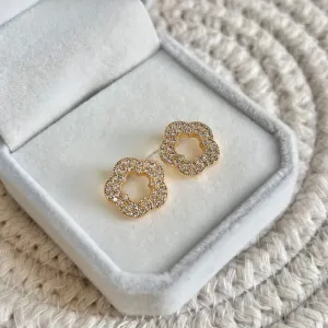 BRINCO FLOR DE ZIRCONIA VAZADA