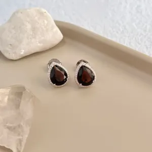 BRINCO GOTA CRAVEJADO  COM PEDRA QUARTZO FUME