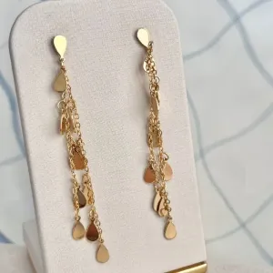 BRINCO LONGO MEDALHAS EM FORMATO DE GOTA