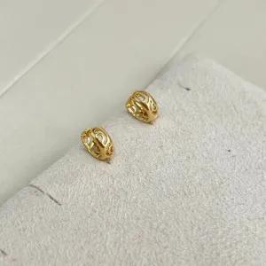 BRINCO MINI ARGOLA ARTICULADA COM DETALHES VAZADOS