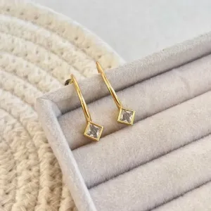 BRINCO MINIMALISTA COM ZIRCÔNIA QUADRADA