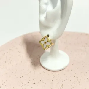 BRINCO QUADRADO COM TREVO EM MADRE PÉROLA