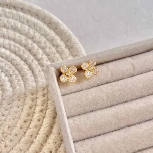 BRINCO TREVO CRAVEJADO COM PONTO DE LUZ NO CENTRO