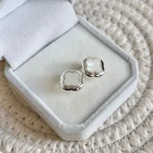 BRINCO TREVO MADRE PÉROLA BRANCA 12MM