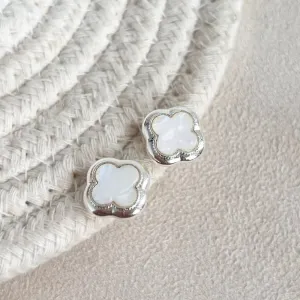 BRINCO TREVO MADRE PÉROLA BRANCA 14MM