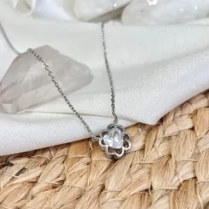 COLAR TREVO COM CORAÇÃO DE ZIRCONIA - 45CM