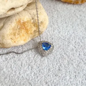 COLAR TRIÂNGULO CRAVEJADO COM PEDRA TANZANITA AZUL