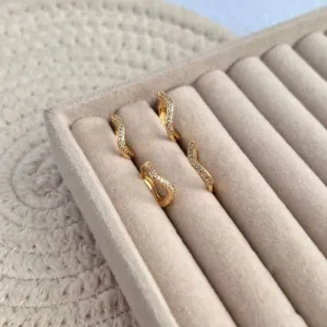 DUPLA BRINCOS ARGOLAS ONDULADAS COM MICRO ZIRCONIA