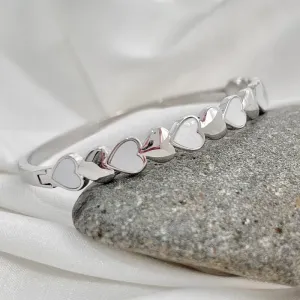 BRACELETE CORAÇÕES LISOS E MADRE PÉROLA