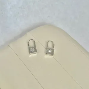 BRINCO ARGOLA CADEADO COM PEDRA CORAÇÃO