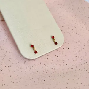 BRINCO COM DUAS PEDRINHAS STRASS VERMELHO