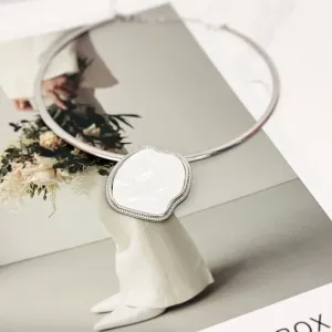 COLAR ARO COM PINGENTE EM MADRE PÉROLA