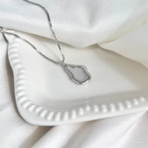 COLAR PINGENTE ORGÂNICO COM ACRÍLICO MADRE PÉROLA