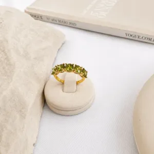 ANEL MEIO APARADOR COM 5 ZIRCONIAS PERIDOT