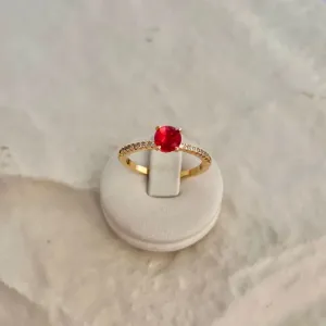 ANEL SOLITÁRIO ARO CRAVEJADO E PEDRA VERMELHA