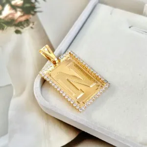 PINGENTE MEDALHA QUADRADA DE LETRA COM RIVIERA - N