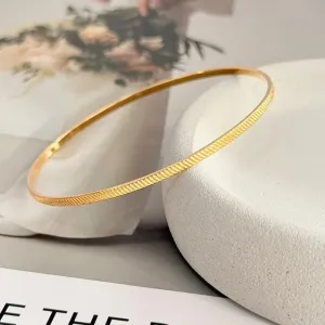 PULSEIRA BRACELETE RIGÍDO COM DETALHES