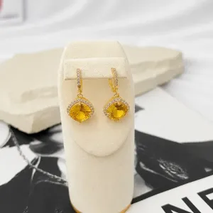 BRINCO ARGOLA FINA CRAVEJADA COM PINGENTE QUADRADO AMARELO