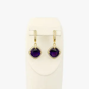 BRINCO ARGOLA FINA CRAVEJADA COM PINGENTE QUADRADO AZUL ROXO