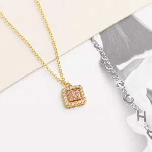 COLAR PINGENTE QUADRADO CRAVEJADO COM ZIRCONIA ROSA CLARO