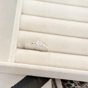 ANEL PRATA925 ARO TORCIDO COM CORAÇÃO DE ZIRCONIA