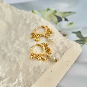 BRINCO ARGOLA COM PINGENTE DE PÉROLA