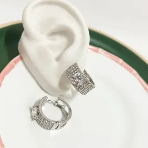 BRINCO ARGOLA CRAVEJADA COM CORAÇÃO DE PEDRA CRISTAL