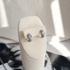 BRINCO ARGOLA TRABALHADA COM CORAÇÃO VAZADO