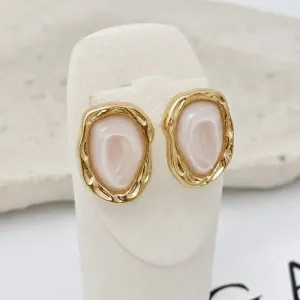 BRINCO OVAL ORGÂNICO COM PEDRA BEGE
