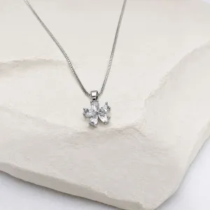COLAR FLOR DE ZIRCONIAS EM FORMATO DE GOTA