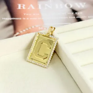 PINGENTE MEDALHA QUADRADA DE LETRA COM RIVIERA