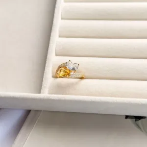 ANEL CRAVEJADO 2 PEDRAS CRISTAL E AMARELO