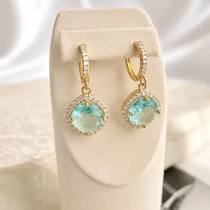 BRINCO ARGOLA FINA CRAVEJADA COM PINGENTE QUADRADO AZUL AQUA