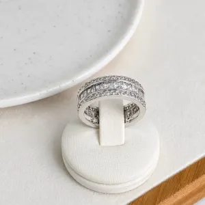 ANEL LUXO CRAVEJADO E COM ZIRCONIAS QUADRADAS
