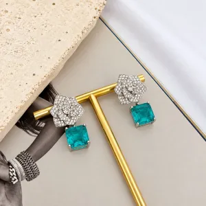 BRINCO FLOR CRAVEJADA COM PEDRA FUSION QUADRADA