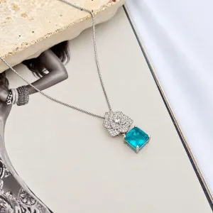 COLAR FLOR CRAVEJADA COM PEDRA FUSION QUADRADA