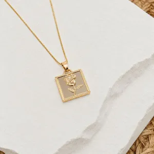 COLAR MEDALHA QUADRADA VAZADA COM UMA ROSA