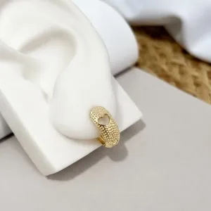 BRINCO ARGOLA TRABALHADA COM CORAÇÃO VAZADO