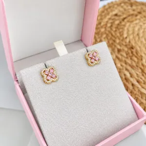 BRINCO DE TREVO COM PEDRAS ROSA CLARO