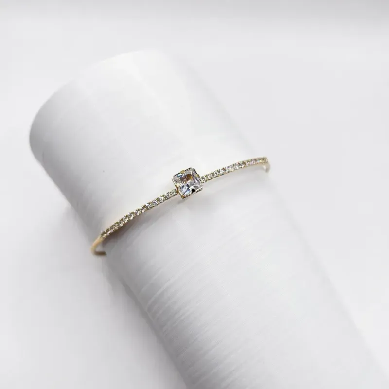 BRACELETE FIO ABERTO COM RIVIERA E PEDRA QUADRADA