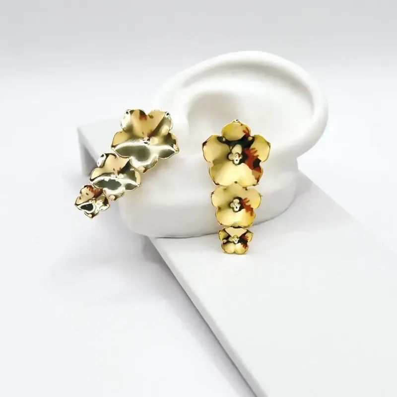 BRINCO 3 FLORES 3,5CM DE COMPRIMENTO
