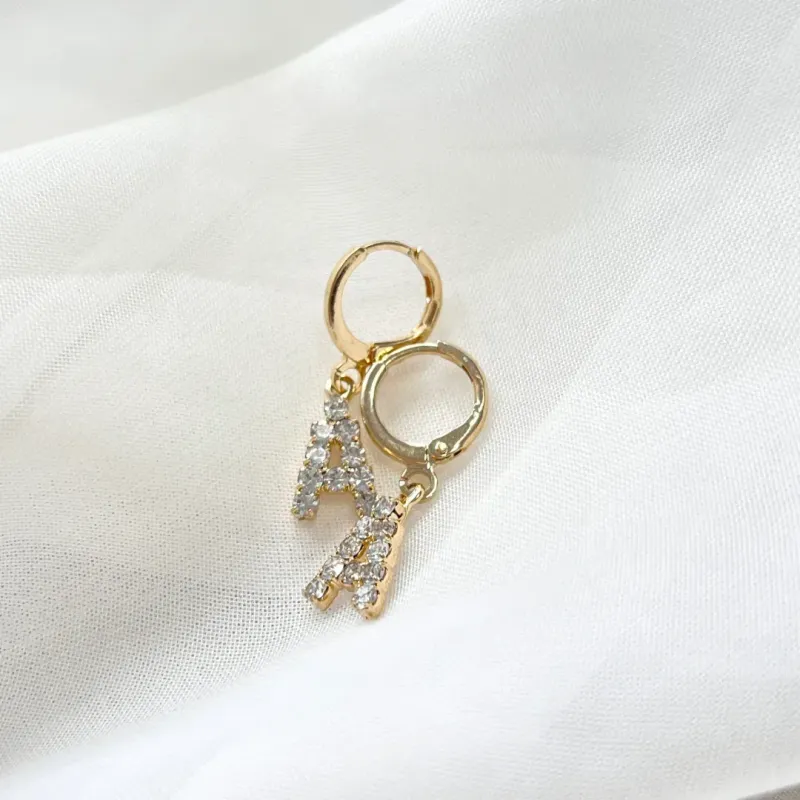 BRINCO ARGOLA DE CLICK LETRAS STRASS - A