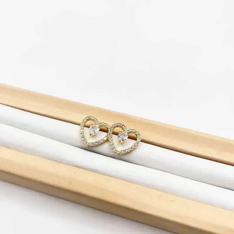 BRINCO CORAÇÃO CRAVEJADO COM CORAÇÃO DE ZIRCONIA