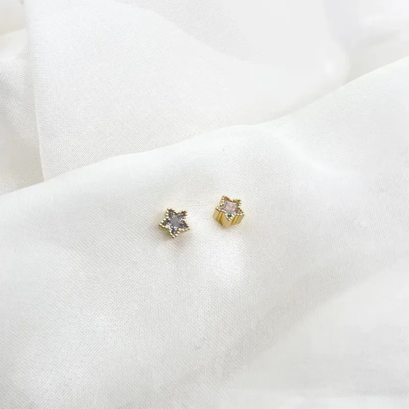 BRINCO ESTRELA PEDRA DE ZIRCONIA E ACABAMENTO EM VOLTA 6MM