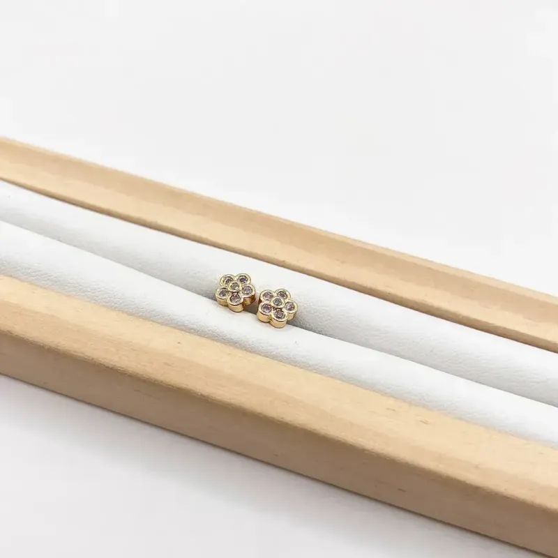 BRINCO FLOR ZIRCONIA CRAVAÇÃO INGLESA