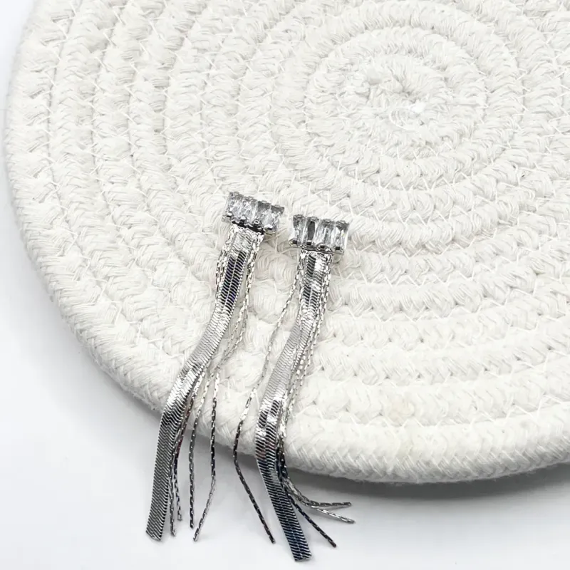 BRINCO FRANJA COM FITA ITALIANA E ZIRCONIAS BAGUETES 7,5CM