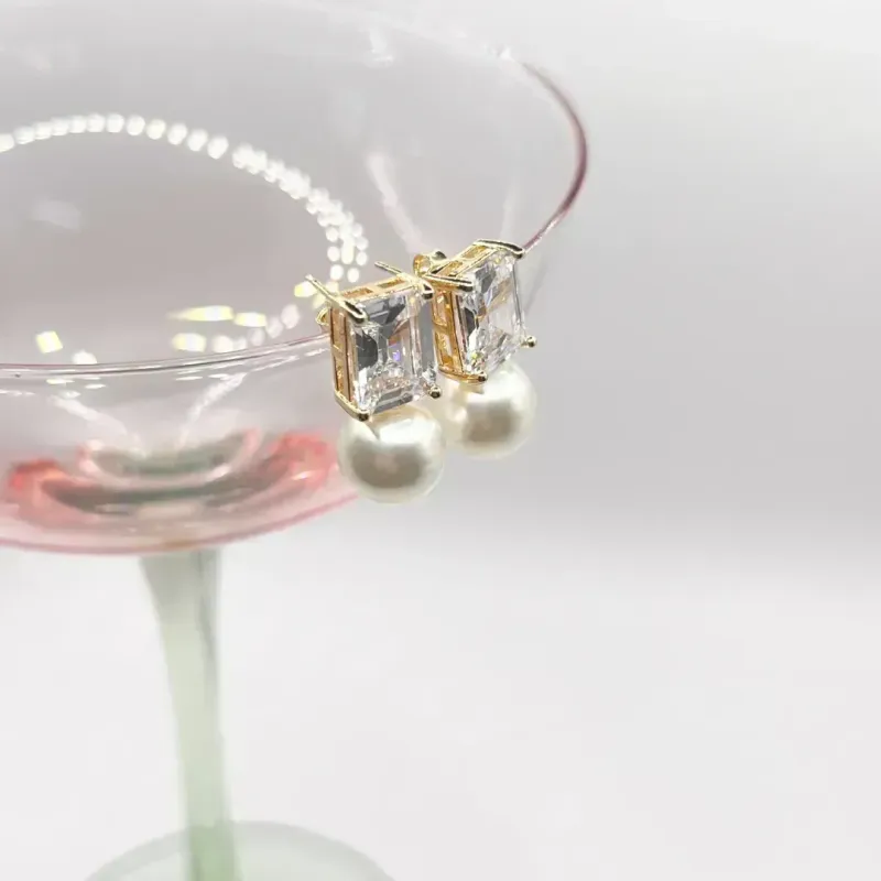 BRINCO PEDRA ZIRCONIA RETÂNGULAR COM PÉROLA 10MM