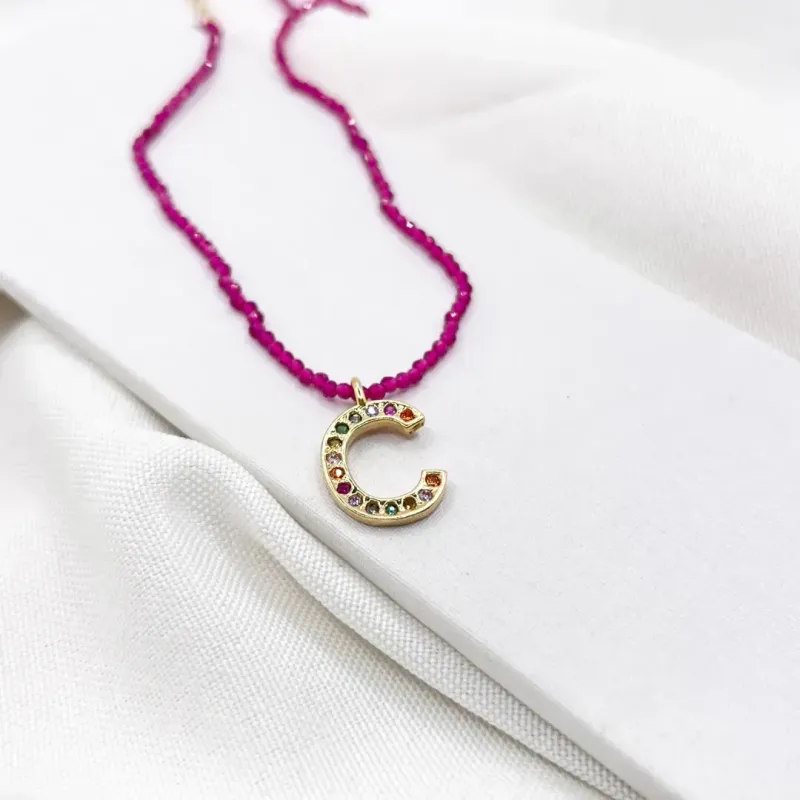 COLAR LETRA COLORIDA COM COLAR CRISTAL PINK - C